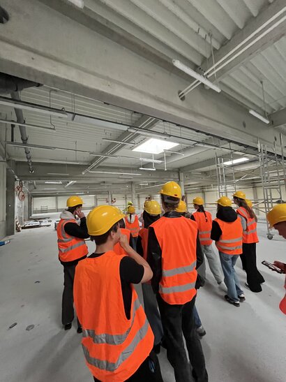 🏗️ Odborná exkurzia žiakov 2.C v areáli Park One 👷‍♂️👷‍♀️