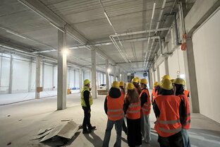 Zväčšiť fotografiu - 🏗️ odborná exkurzia žiakov 2.c v areáli park one 👷‍♂️👷‍♀️